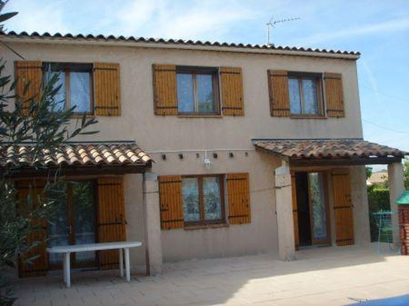 Vente    A la vente sur Marignane 13700 ds lot fermée belle villa T4/5 avec piscine avec beau jardin arboré
